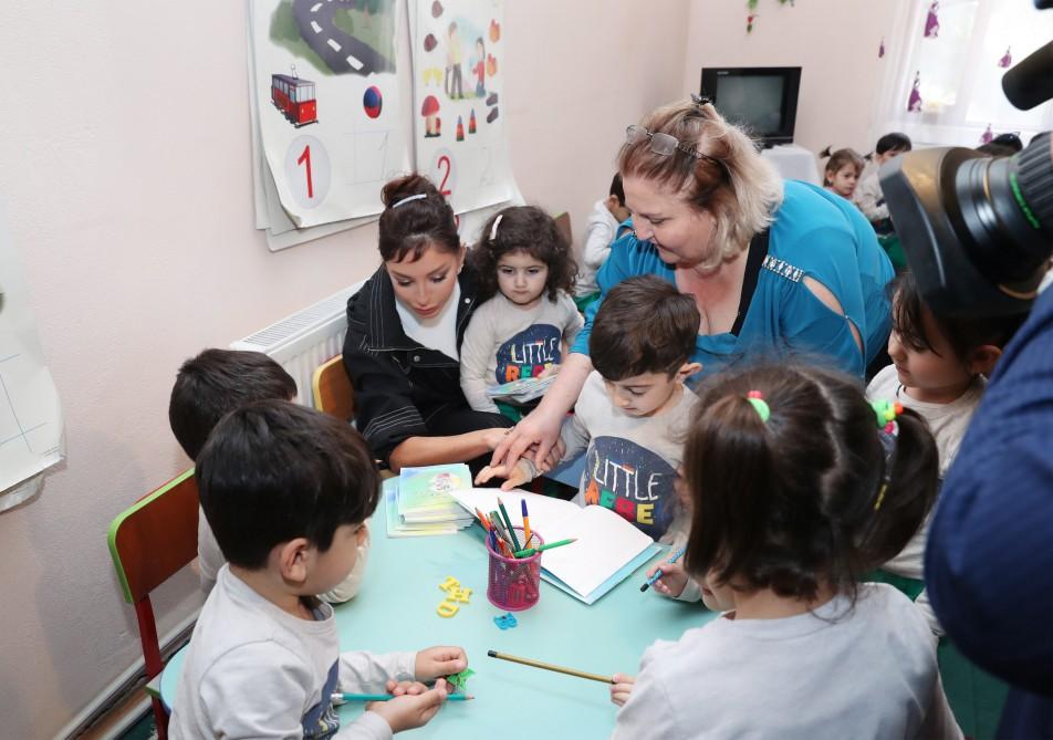 Первый вице-президент Мехрибан Алиева ознакомилась с условиями в яслях-детском саду №229 в Бузовне, в гимназии в Мардакяне и школе №32 Лачинского района (ФОТО) (версия 2)