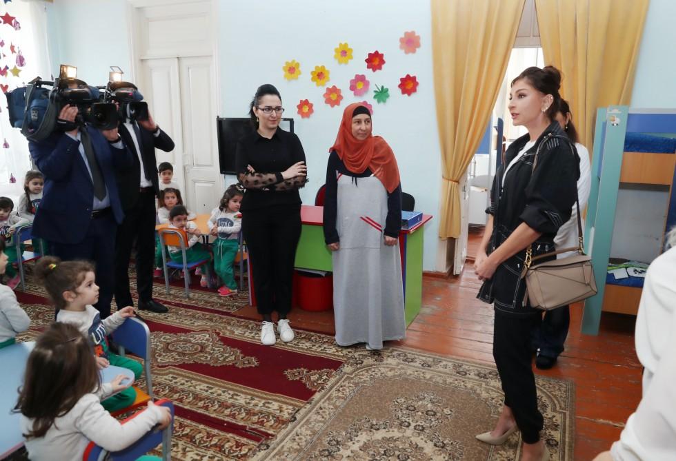 Первый вице-президент Мехрибан Алиева ознакомилась с условиями в яслях-детском саду №229 в Бузовне, в гимназии в Мардакяне и школе №32 Лачинского района (ФОТО) (версия 2)