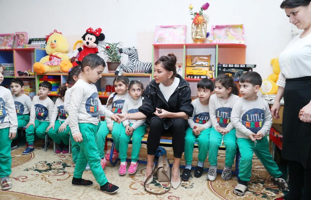 Первый вице-президент Мехрибан Алиева ознакомилась с условиями в яслях-детском саду №229 в Бузовне, в гимназии в Мардакяне и школе №32 Лачинского района (ФОТО) (версия 2)