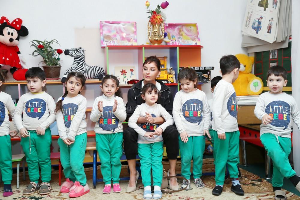 Первый вице-президент Мехрибан Алиева ознакомилась с условиями в яслях-детском саду №229 в Бузовне, в гимназии в Мардакяне и школе №32 Лачинского района (ФОТО) (версия 2)