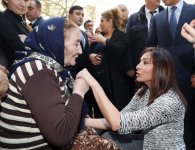 Первый вице-президент Мехрибан Алиева встретилась с вынужденными переселенцами (ФОТО)