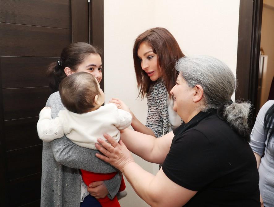 Первый вице-президент Мехрибан Алиева встретилась с вынужденными переселенцами (ФОТО)