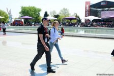 Зрители Гран При Формулы 1 SOCAR Азербайджан совмещают полезное с приятным (ФОТО)