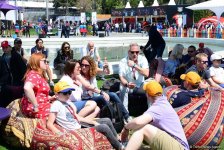 Зрители Гран При Формулы 1 SOCAR Азербайджан совмещают полезное с приятным (ФОТО)