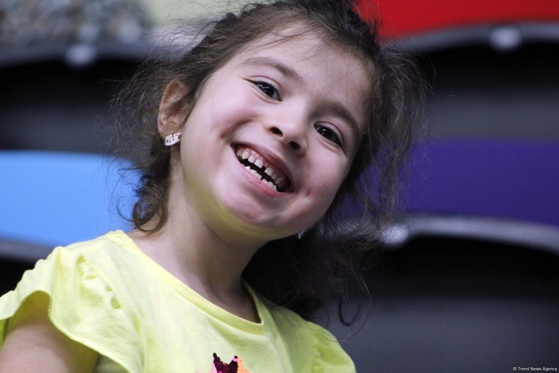 Радость детей на Кубке мира по художественной гимнастике в Баку (ФОТО)