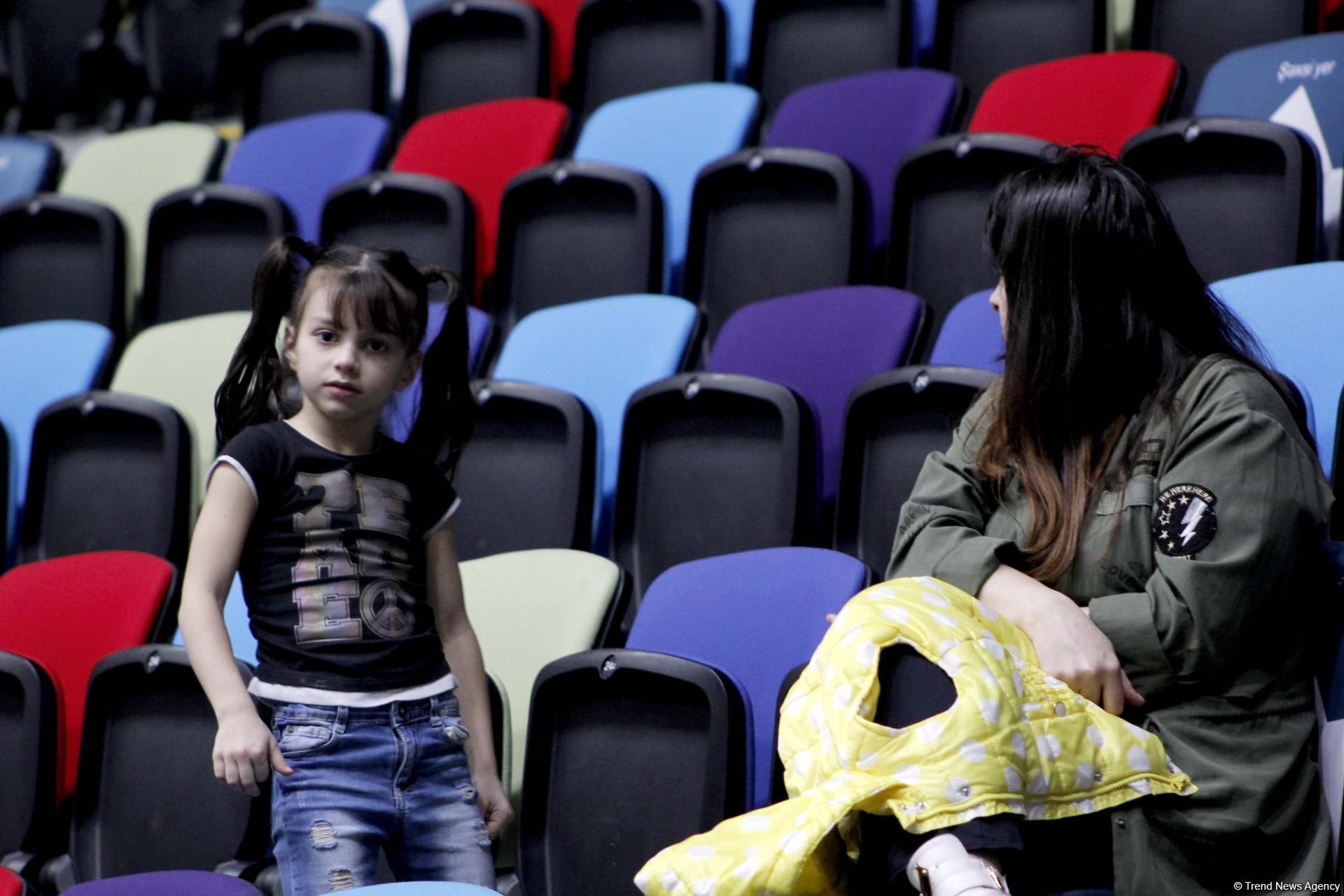 Радость детей на Кубке мира по художественной гимнастике в Баку (ФОТО)