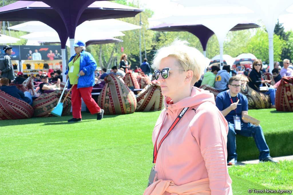 Зрители Гран При Формулы 1 SOCAR Азербайджан совмещают полезное с приятным (ФОТО)