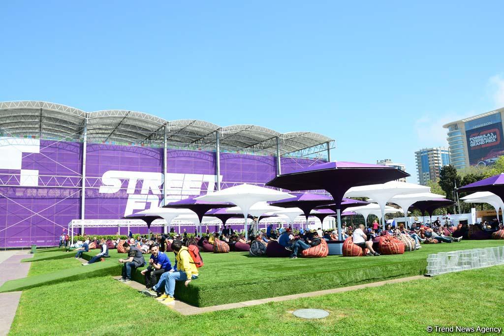 Зрители Гран При Формулы 1 SOCAR Азербайджан совмещают полезное с приятным (ФОТО)