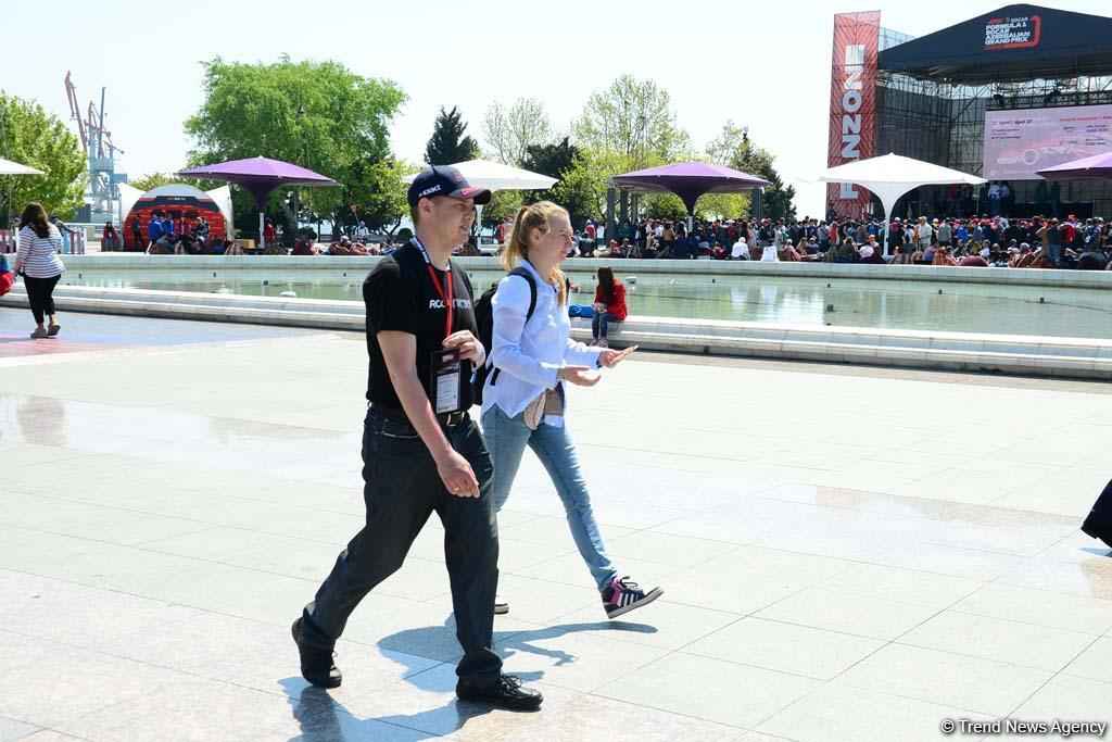 Зрители Гран При Формулы 1 SOCAR Азербайджан совмещают полезное с приятным (ФОТО)