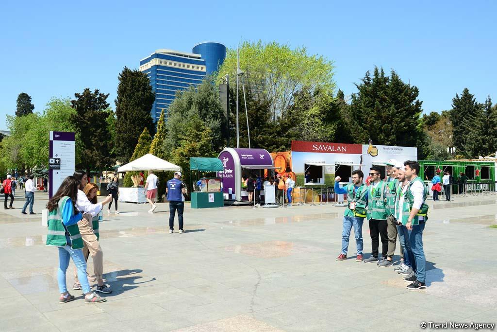 Зрители Гран При Формулы 1 SOCAR Азербайджан совмещают полезное с приятным (ФОТО)