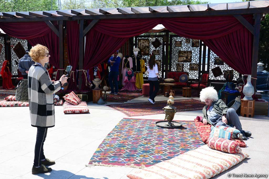 Зрители Гран При Формулы 1 SOCAR Азербайджан совмещают полезное с приятным (ФОТО)