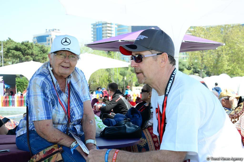 Зрители Гран При Формулы 1 SOCAR Азербайджан совмещают полезное с приятным (ФОТО)