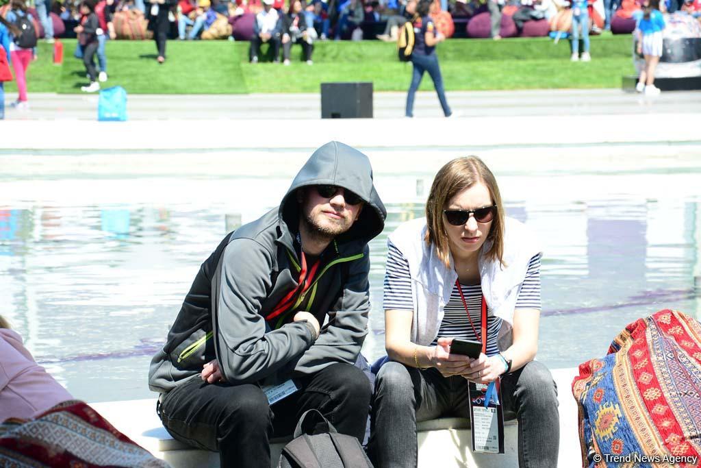 Зрители Гран При Формулы 1 SOCAR Азербайджан совмещают полезное с приятным (ФОТО)