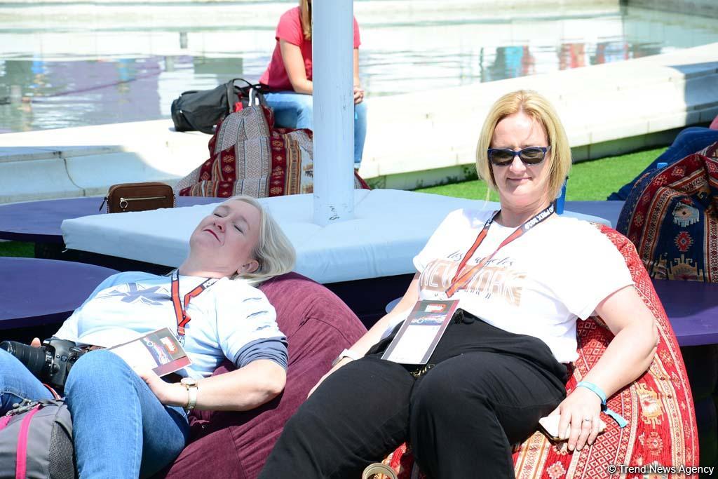 Зрители Гран При Формулы 1 SOCAR Азербайджан совмещают полезное с приятным (ФОТО)