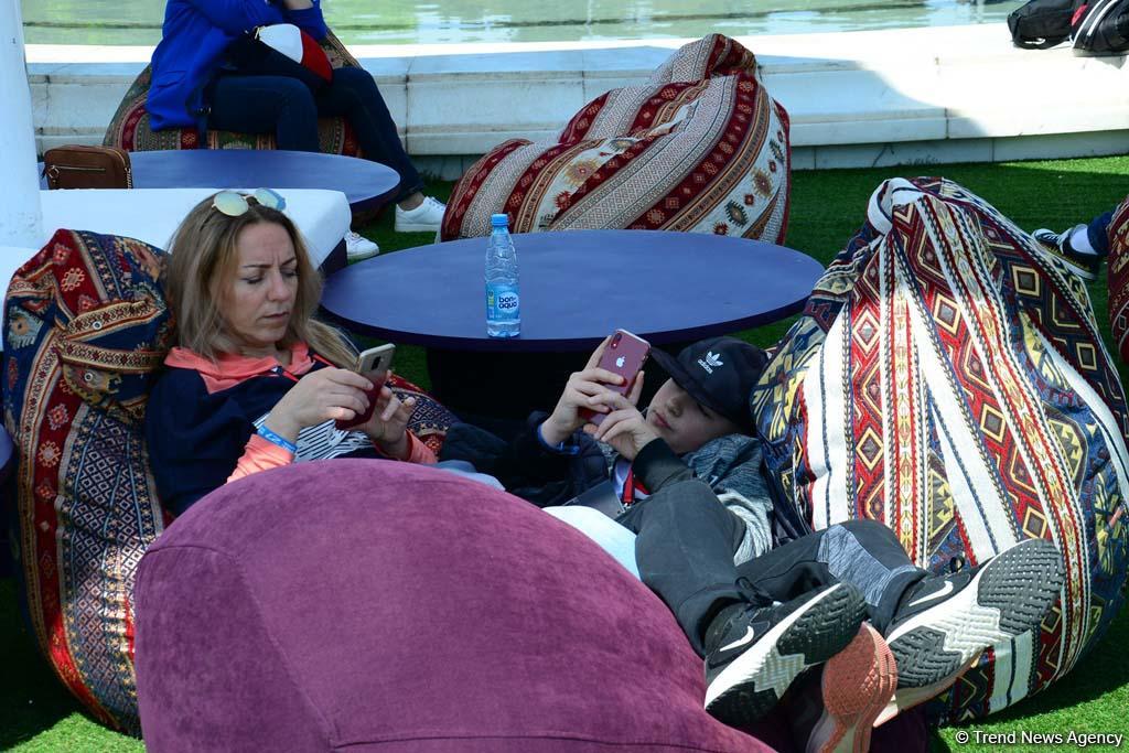 Зрители Гран При Формулы 1 SOCAR Азербайджан совмещают полезное с приятным (ФОТО)