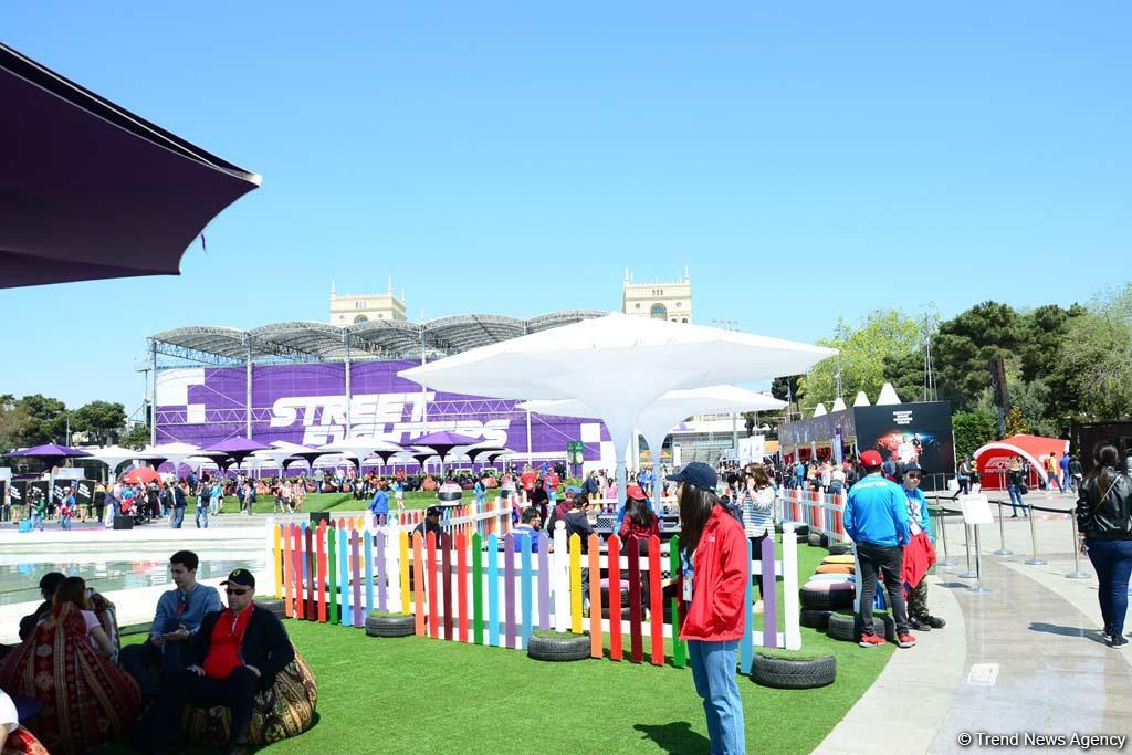 Зрители Гран При Формулы 1 SOCAR Азербайджан совмещают полезное с приятным (ФОТО)