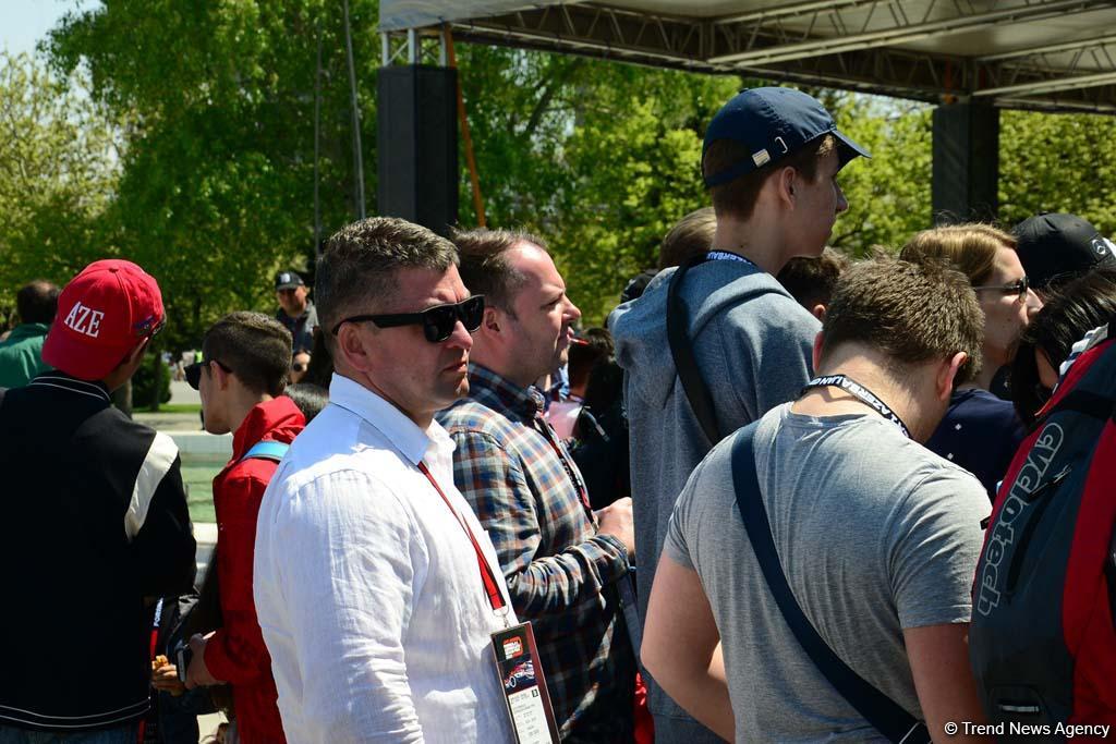 Зрители Гран При Формулы 1 SOCAR Азербайджан совмещают полезное с приятным (ФОТО)