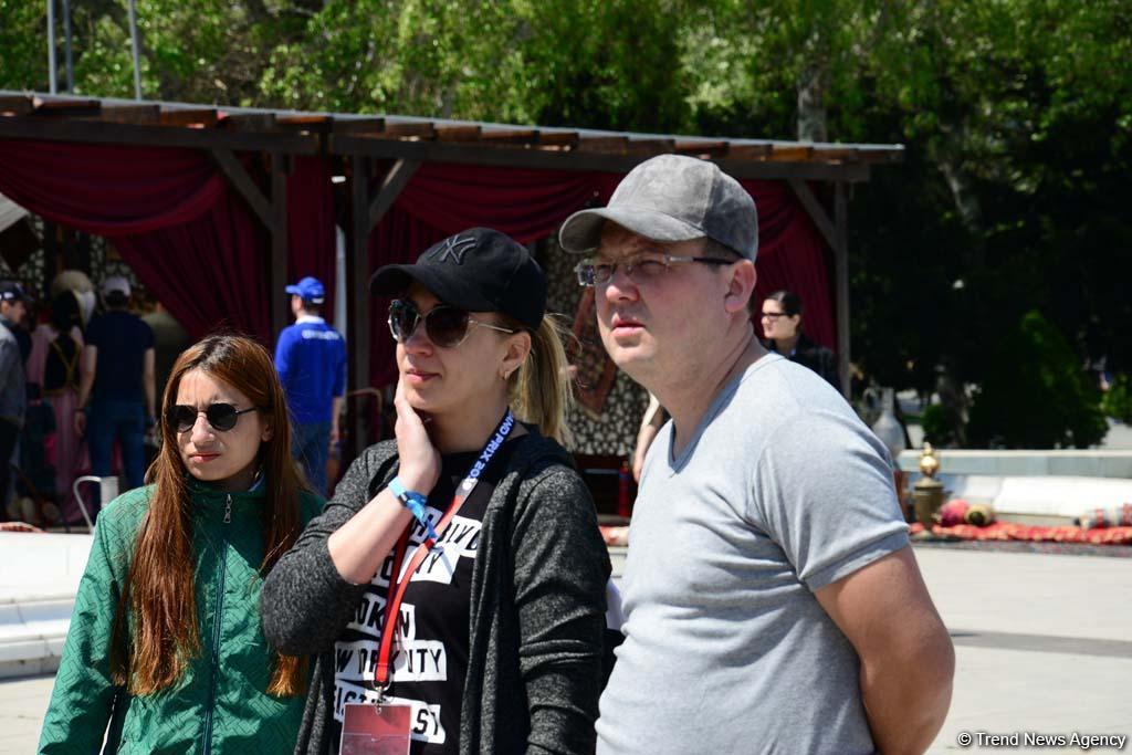 Зрители Гран При Формулы 1 SOCAR Азербайджан совмещают полезное с приятным (ФОТО)