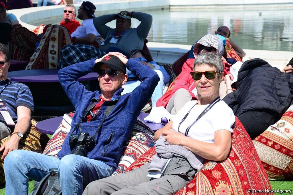 Зрители Гран При Формулы 1 SOCAR Азербайджан совмещают полезное с приятным (ФОТО)