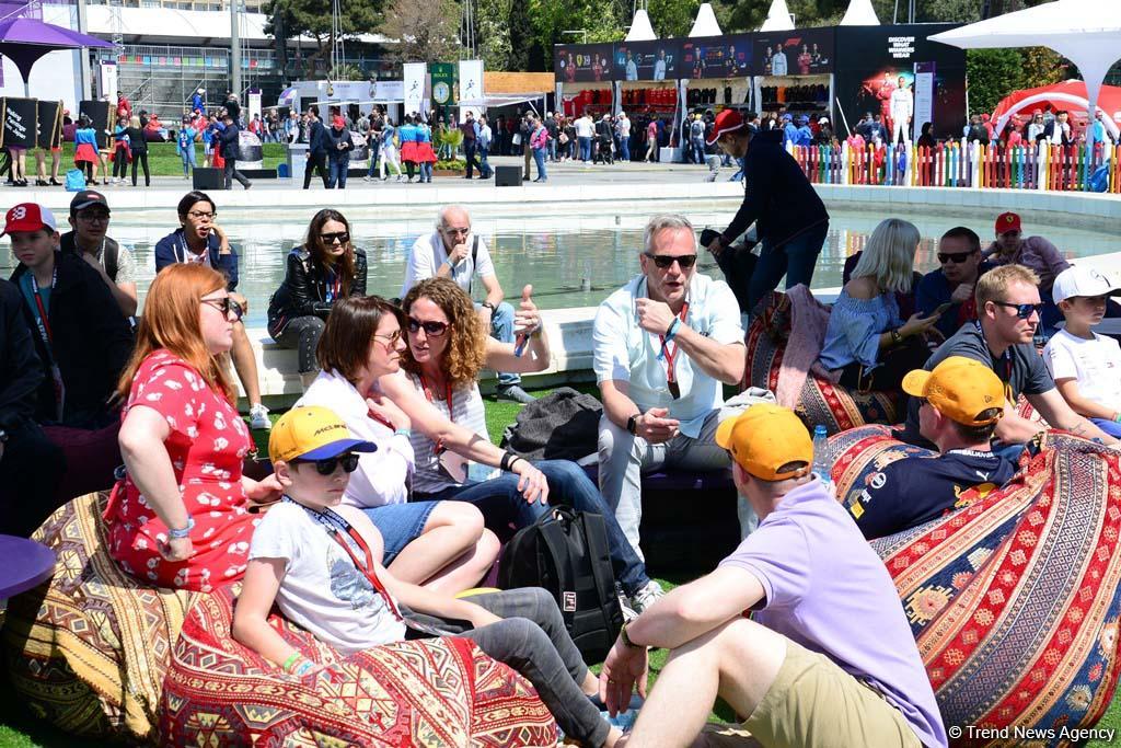 Зрители Гран При Формулы 1 SOCAR Азербайджан совмещают полезное с приятным (ФОТО)