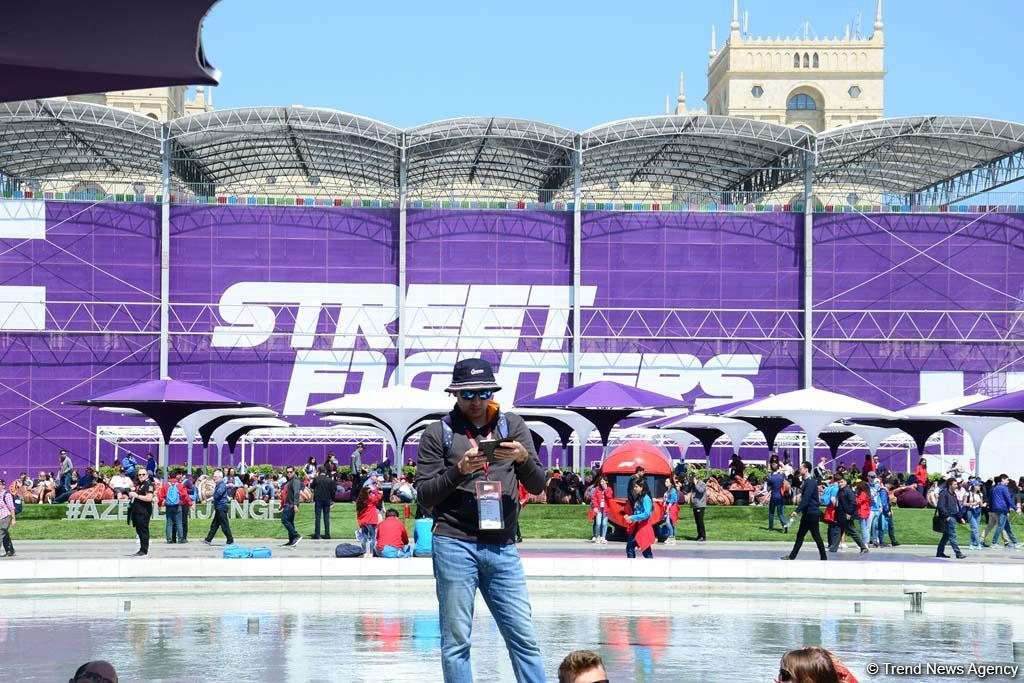 Зрители Гран При Формулы 1 SOCAR Азербайджан совмещают полезное с приятным (ФОТО)