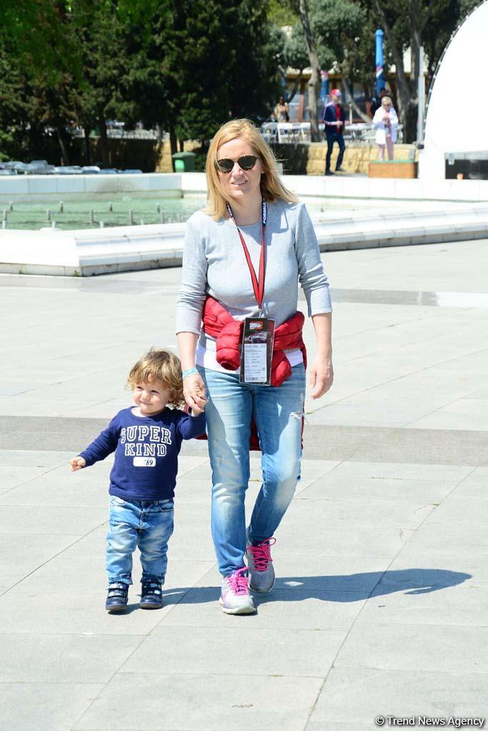 Зрители Гран При Формулы 1 SOCAR Азербайджан совмещают полезное с приятным (ФОТО)