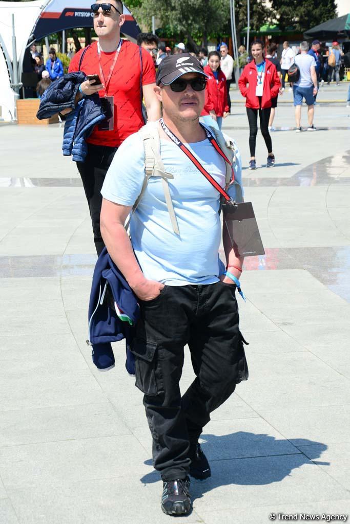 Зрители Гран При Формулы 1 SOCAR Азербайджан совмещают полезное с приятным (ФОТО)