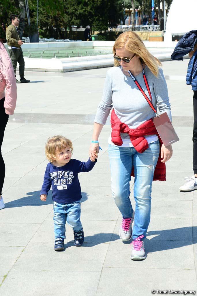 Зрители Гран При Формулы 1 SOCAR Азербайджан совмещают полезное с приятным (ФОТО)