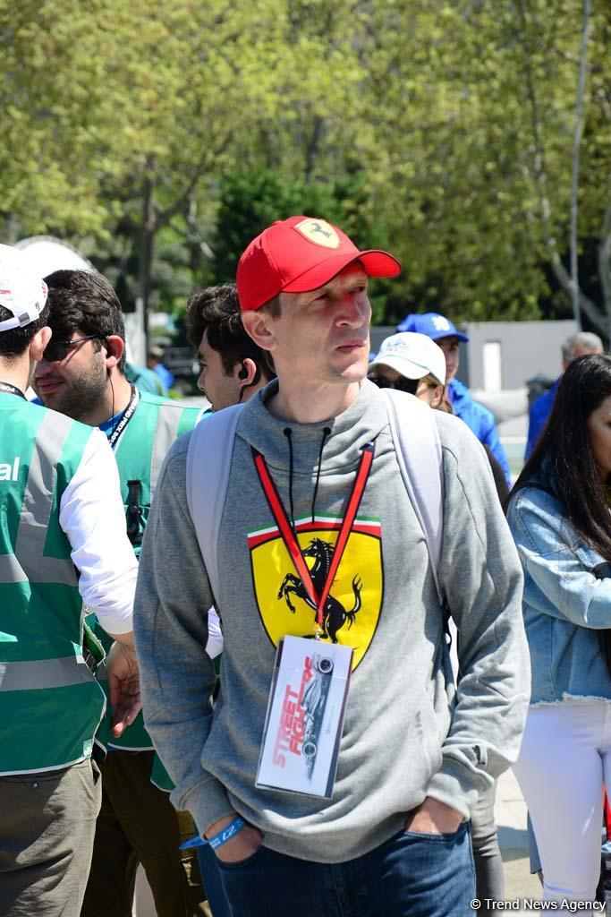 Зрители Гран При Формулы 1 SOCAR Азербайджан совмещают полезное с приятным (ФОТО)