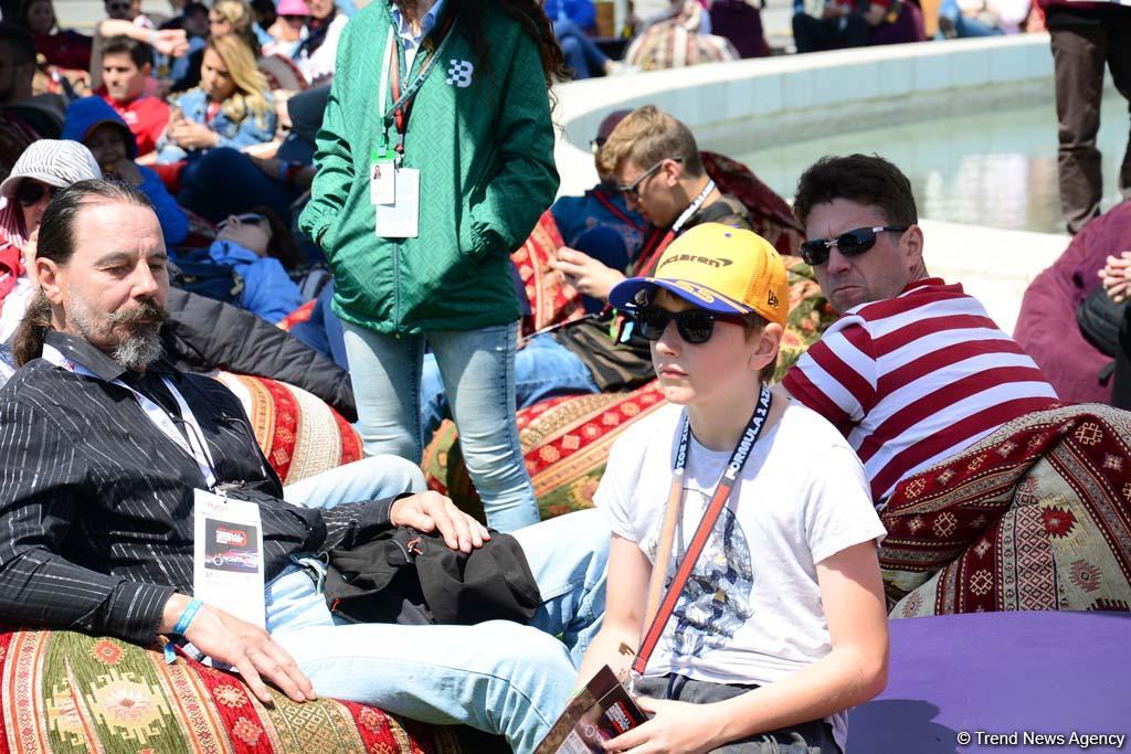 Зрители Гран При Формулы 1 SOCAR Азербайджан совмещают полезное с приятным (ФОТО)