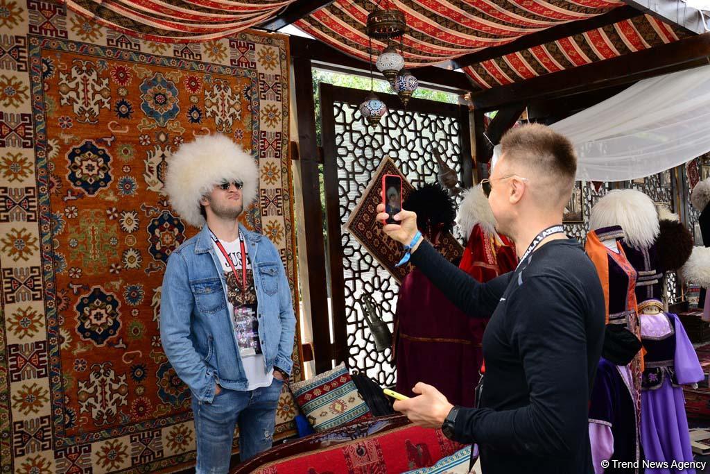 Зрители Гран При Формулы 1 SOCAR Азербайджан совмещают полезное с приятным (ФОТО)