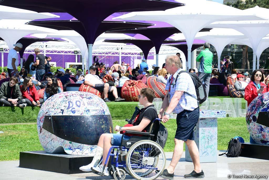 Зрители Гран При Формулы 1 SOCAR Азербайджан совмещают полезное с приятным (ФОТО)