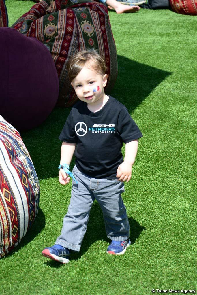 Зрители Гран При Формулы 1 SOCAR Азербайджан совмещают полезное с приятным (ФОТО)