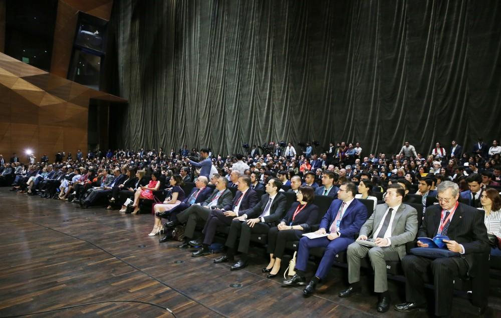 Лейла Алиева: Оказывая молодежи поддержку, мы должны добиться создания лучшего мира (ФОТО)