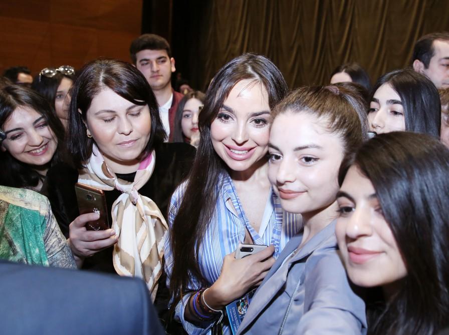 Лейла Алиева: Оказывая молодежи поддержку, мы должны добиться создания лучшего мира (ФОТО)