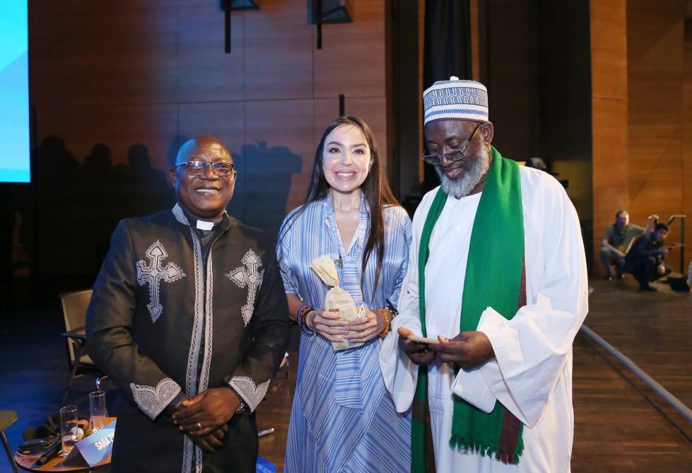 Лейла Алиева: Оказывая молодежи поддержку, мы должны добиться создания лучшего мира (ФОТО)