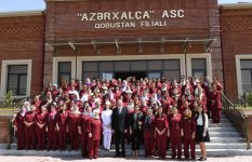 Президент Ильхам Алиев и Первая леди Мехрибан Алиева приняли участие в открытии Гобустанского филиала ОАО «Азерхалча» (ФОТО) (версия 2)