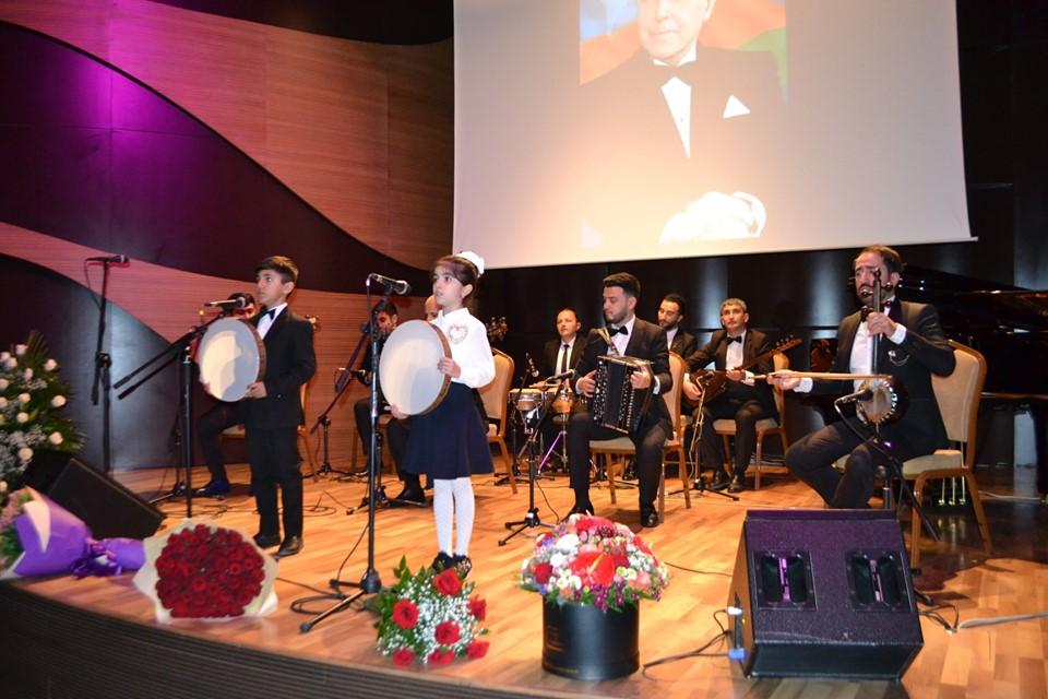 Дети выступили с концертом, посвящённым 96-летию Гейдара Алиева (ФОТО)