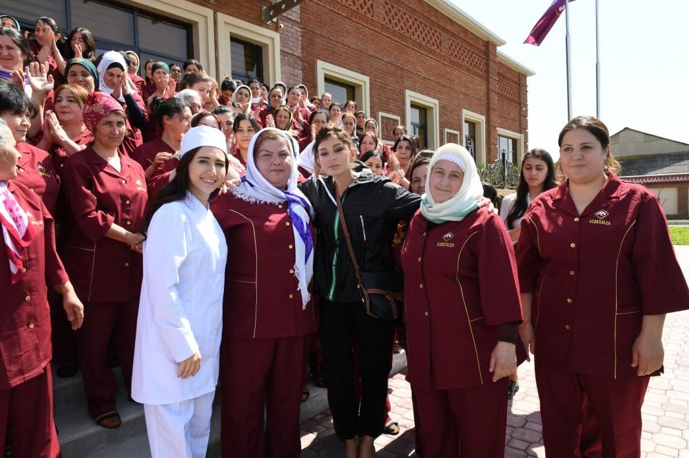 Президент Ильхам Алиев и Первая леди Мехрибан Алиева приняли участие в открытии Гобустанского филиала ОАО «Азерхалча» (ФОТО) (версия 2)