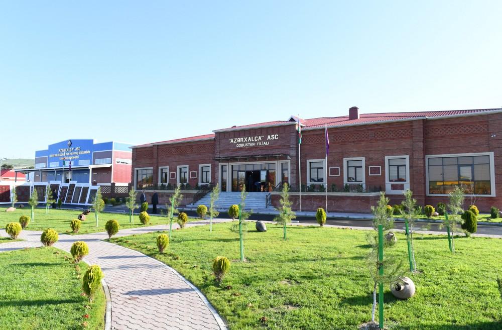 Президент Ильхам Алиев и Первая леди Мехрибан Алиева приняли участие в открытии Гобустанского филиала ОАО «Азерхалча» (ФОТО) (версия 2)