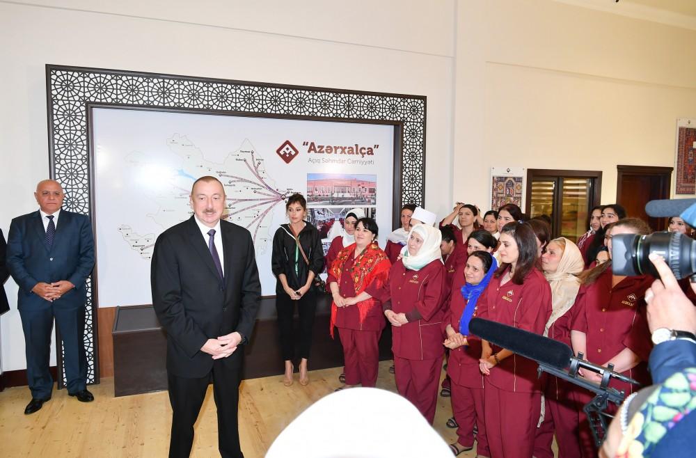 Президент Ильхам Алиев и Первая леди Мехрибан Алиева приняли участие в открытии Гобустанского филиала ОАО «Азерхалча» (ФОТО) (версия 2)