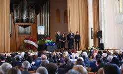 Президент Ильхам Алиев и Первая леди Мехрибан Алиева приняли участие в церемонии прощания с выдающимся композитором Арифом Меликовым (ФОТО) (версия 3)