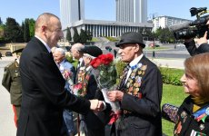 Президент Ильхам Алиев и Первая леди Мехрибан Алиева приняли участие в торжественной церемонии по случаю 74-й годовщины Победы над фашизмом (ФОТО) (версия 2)