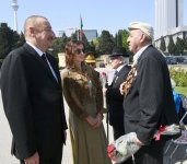 Президент Ильхам Алиев и Первая леди Мехрибан Алиева приняли участие в торжественной церемонии по случаю 74-й годовщины Победы над фашизмом (ФОТО) (версия 2)