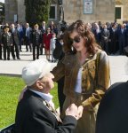 Президент Ильхам Алиев и Первая леди Мехрибан Алиева приняли участие в торжественной церемонии по случаю 74-й годовщины Победы над фашизмом (ФОТО) (версия 2)