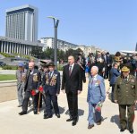 Президент Ильхам Алиев и Первая леди Мехрибан Алиева приняли участие в торжественной церемонии по случаю 74-й годовщины Победы над фашизмом (ФОТО) (версия 2)