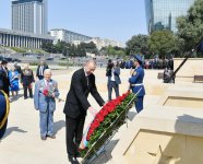 Президент Ильхам Алиев и Первая леди Мехрибан Алиева приняли участие в торжественной церемонии по случаю 74-й годовщины Победы над фашизмом (ФОТО) (версия 2)