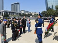 Президент Ильхам Алиев и Первая леди Мехрибан Алиева приняли участие в торжественной церемонии по случаю 74-й годовщины Победы над фашизмом (ФОТО) (версия 2)