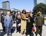 Президент Ильхам Алиев и Первая леди Мехрибан Алиева приняли участие в торжественной церемонии по случаю 74-й годовщины Победы над фашизмом (ФОТО) (версия 2)