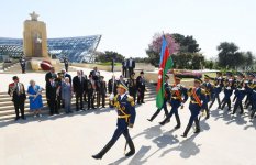 Президент Ильхам Алиев и Первая леди Мехрибан Алиева приняли участие в торжественной церемонии по случаю 74-й годовщины Победы над фашизмом (ФОТО) (версия 2)